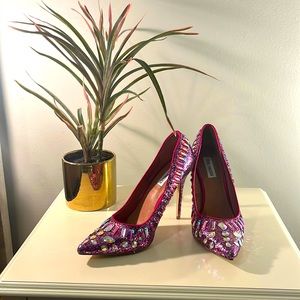 Steve Madden pump. This one is sure to turn heads! Stunning shoe! Size 10.